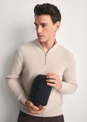TORMN-0379-98(Z25) Pánska čierno-hnedá kozmetická taška - Pohľad spredu na produkt na modelke na bielom pozadí. Viditeľná polovica siluety.