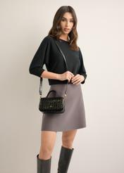 Malá dámska kabelka cez rameno s krokodílím vzorom TORES-1327-9G(Z26), pohľad na produkt na ramene modelky, na svetlom pozadí.
