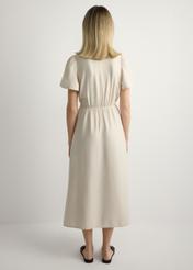 Dámske svetlé béžové šaty SUKDT-0255-1A(W26), pohľad na výrobok zozadu na modelke. Viditeľné celé telo.