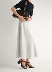 Tmavohnedé kožené sandále na blokovom podpätku BUTYD-1232-1I(W26), bočný pohľad na produkt na nohách modelky.