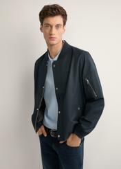 Pánska tmavomodrá prechodná bunda KURMT-0403-7D(W26), bočný pohľad na produkt na modelke. Viditeľná polovica siluety.