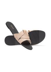 Béžové dámske žabky s vrkočom BUTYD-0903C-1B(W26), diagonálny pohľad na produkt na bielom pozadí.