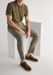 Kožené športové topánky khaki BUTYM-0528-8D(W26), bočný pohľad na produkt na nohách modelky, na svetlom pozadí.