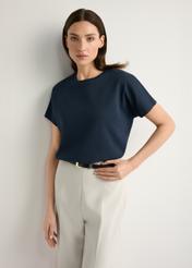 Dámske tmavomodré tričko z mercerizovanej bavlny TSHDT-0154-7E(W26) - pohľad spredu na produkt, na modelke, na svetlom pozadí. Viditeľná silueta po kolená.