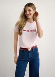 Ružové dámske tričko s potlačou TSHDT-0152-5A(W26), pohľad spredu na produkt na modelke, viditeľná polovica siluety.