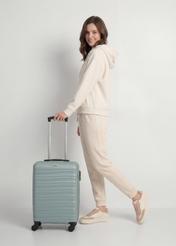 Malý kufor na kolieskach WALAB-0081-8F-19(W26), pohľad spredu na produkt vedľa siluety modelky.