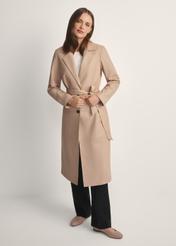 Dámsky béžový kožený kabát KURDS-0613-1B(W26) - pohľad spredu na modelku na svetlom pozadí. Viditeľná silueta po celej dĺžke.