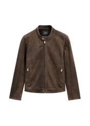 Hnedá pánska semišová bunda KURMS-0396-1I(W26), pohľad spredu na bielom pozadí.