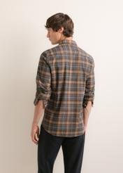Pánska károvaná košeľa s ťavou farbou KOSMT-0370-1D(Z26), pohľad na produkt zozadu na modeli. Viditeľná polovica siluety.