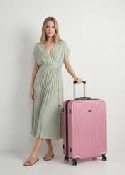 Veľký kufor na kolieskach WALAB-0053-5C-29(W26), diagonálny pohľad na produkt vedľa siluety modelky.