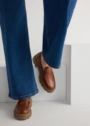 Kožené mokasíny na platforme v koňakovej farbe BUTYD-1069-1F(W26), pohľad spredu na modelku, viditeľná polovica siluety.