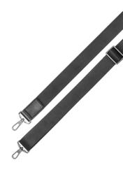 Čierna kožená cestovná taška TORMS-0535-9I(Z26), pohľad na odnímateľný popruh produktu na bielom pozadí.