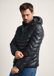 Pánska bunda v čiernej farbe KURMT-0380-99(Z25), bočný pohľad na produkt na modelke, viditeľná polovica siluety.