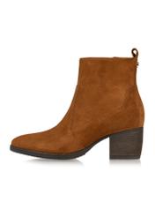 Dámske semišové členkové čižmy v koňakovej farbe BUTYD-1005A-87(Z25), bočný pohľad na produkt na bielom podklade.