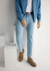 Pánske kožené topánky v chladnej béžovej farbe BUTYM-0503A-1K(W26), pohľad spredu na produkt na nohách modelky.