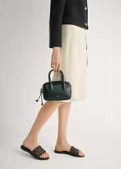 Dámske čierne pletené žabky BUTYD-1253-99(W26), bočný pohľad na produkt na nohách modelky.