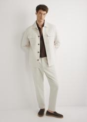 Svetlobéžová pánska ľanová bunda KURMT-0420-1A(W26) - pohľad spredu na výrobok, na modelke, na svetlom pozadí. Viditeľná celá silueta.