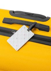 Menovka na batožinu AW-012-0007-12(W25), pohľad na produkt na kufri na bielom pozadí.