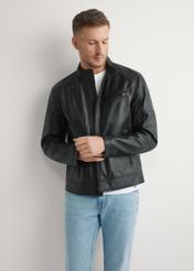 Čierna pánska kožená bunda KURMS-0400-99(W26), pohľad spredu na modelku. Viditeľná polovičná silueta.