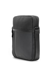 Pánska mestská taška v čiernej farbe TORMN-0402-99(W26) - diagonálny pohľad na produkt, na bielom pozadí.