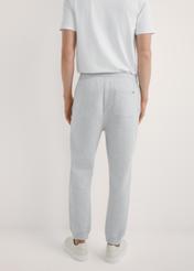 Pánske sivé tepláky SPOMT-0116-9A(W26), pohľad na produkt zozadu na modeli. Viditeľná polovica siluety.