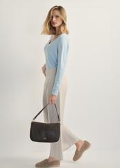 Dámska čierna kožená taška cez rameno TORES-1253-99(W26), pohľad na produkt v ruke modelky. Viditeľná celá postava.