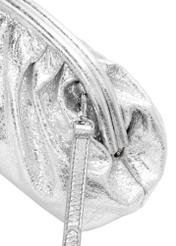 Dámska kožená kabelka striebornej farby TORES-1175-92(Z25), detail produktu na bielom pozadí.