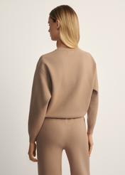 Dámska mikina z viskózy BLZDT-0117-24(Z25) v ťavej farbe, pohľad na modelku zozadu. Viditeľná polovica siluety.