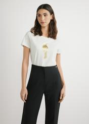 Dámske krémové tričko s logom TSHDT-0155-0B(W26), pohľad spredu na produkt na modelke. Viditeľná polovica siluety.