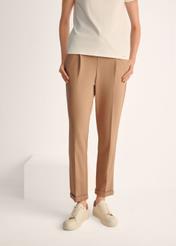 Dámske biele kožené tenisky BUTYD-1068-0B(W26), pohľad na produkt na nohách modelky na svetlom pozadí.