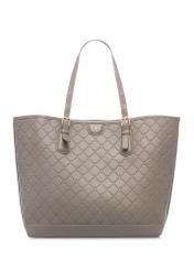 Svetlohnedá nákupná taška s monogramom TOREC-1181-1K(W26) - pohľad spredu na produkt, na bielom pozadí.