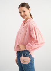 Malá ružová kabelka na retiazke TOREC-1013-34(W25) - pohľad na modelku na bielom pozadí. Je viditeľná polovica siluety.