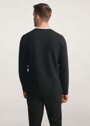 Čierne pánske tričko s dlhým rukávom LSLMT-0007-99(Z24), pohľad na produkt zozadu na modelke, viditeľná polovica siluety.