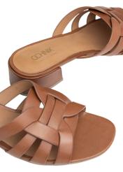 Dámske kožené šľapky na blokovom podpätku BUTYD-1265-1F(W26), detailný záber produktu na bielom pozadí.