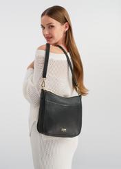 Čierna kožená dámska kabelka cez rameno TORES-1115-99(W25) diagonálny pohľad na siluetu modelky na bielom pozadí.