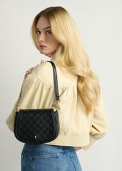 Dámska čierna taška cez rameno TOREC-1179-9P(W26), pohľad spredu na produkt na modelke. Viditeľná polovica siluety.