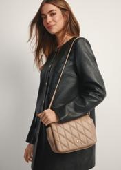 Béžová dámska kabelka s prešívaním TOREC-1151-1D(W26), pohľad spredu na produkt na modelke, viditeľná polovica siluety.