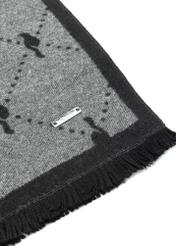 Obojstranná dámska šatka sivej farby SZADT-0158-95(Z25), detailný záber produktu, pohľad na bielom pozadí.