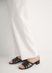 Dámske kožené šľapky s blokovým podpätkom BUTYD-1265-99(W26), bočný pohľad na produkt na nohách modelky.