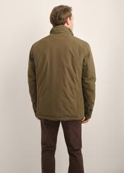 Pánska prechodná khaki bunda KURMT-0437-8D(Z26), pohľad na produkt zozadu na modeli. Viditeľná polovica siluety.