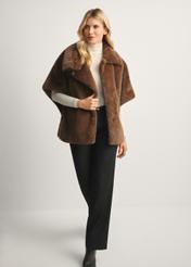 Hnedá dámska vesta KAMDP-0007-89(Z25), pohľad spredu na produkt na modelke, viditeľná je celá silueta.