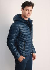 Pánska bunda v tmavomodrej farbe KURMT-0380-69(Z25), produkt viditeľný z boku na modelke, viditeľná polovica siluety.