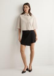 Dámske čierne culottes SZODT-0008-99(W26), pohľad spredu na produkt na modelke. Viditeľné celé telo.