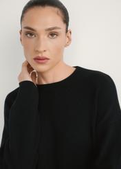 Čierne dámske šaty SUKDT-0260-99(W26), pohľad spredu na výrobok na modelke, detailný záber na tvár.