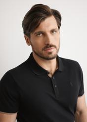 Pánske čierne bavlnené polo tričko POLMT-0045B-99(W25), detailný záber produktu na siluete modelu.