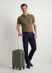 Malý kufor na kolieskach WALAB-0040-55-19(W25), pohľad na produkt diagonálne vedľa modelu, viditeľný je celý model.