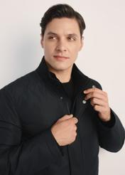 Čierna pánska prechodná bunda KURMT-0388-99(Z25), produkt viditeľný spredu na modeli, detailný záber na rukávy.