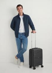 Malý kufor na kolieskach WALPP-0021-99-19(W25), pohľad na produkt diagonálne vedľa modelu, viditeľný je celý model.