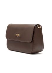 Dámska čokoládová taška cez rameno TOREC-0930B-89(Z25), diagonálny pohľad na produkt na bielom pozadí.