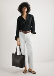 Hnedá dámska nákupná taška TOREC-1235-1H(W26), pohľad na produkt v rukách modelky. Viditeľné celé telo.